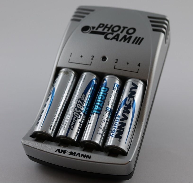 [9074] Plug-in charger for AA batteries incl. 4 rechargeable batteries